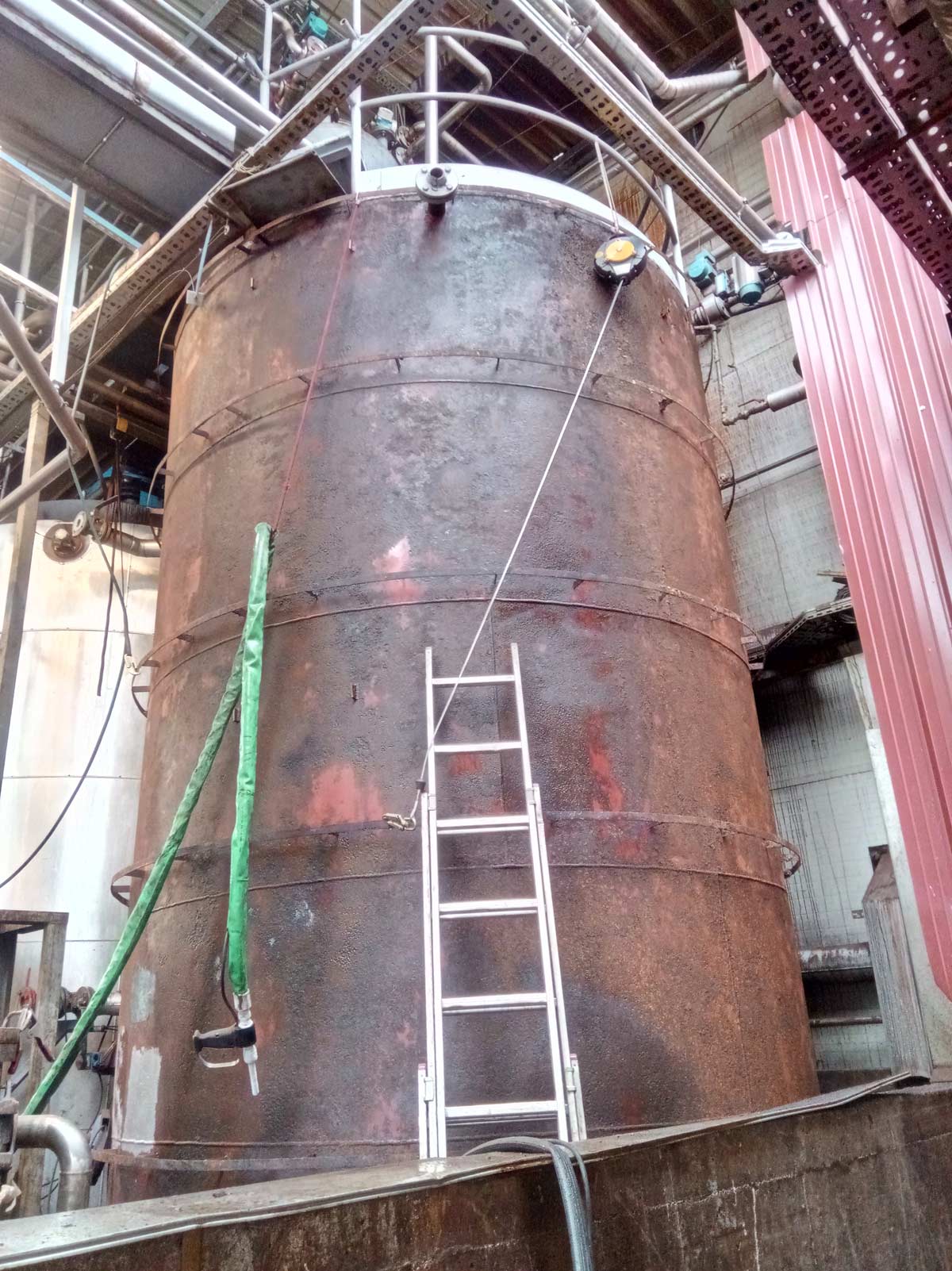 peskanje-s-suhim-ledom-odstranjevanje-debeloslojne-rje-in-obnova-silosa-2